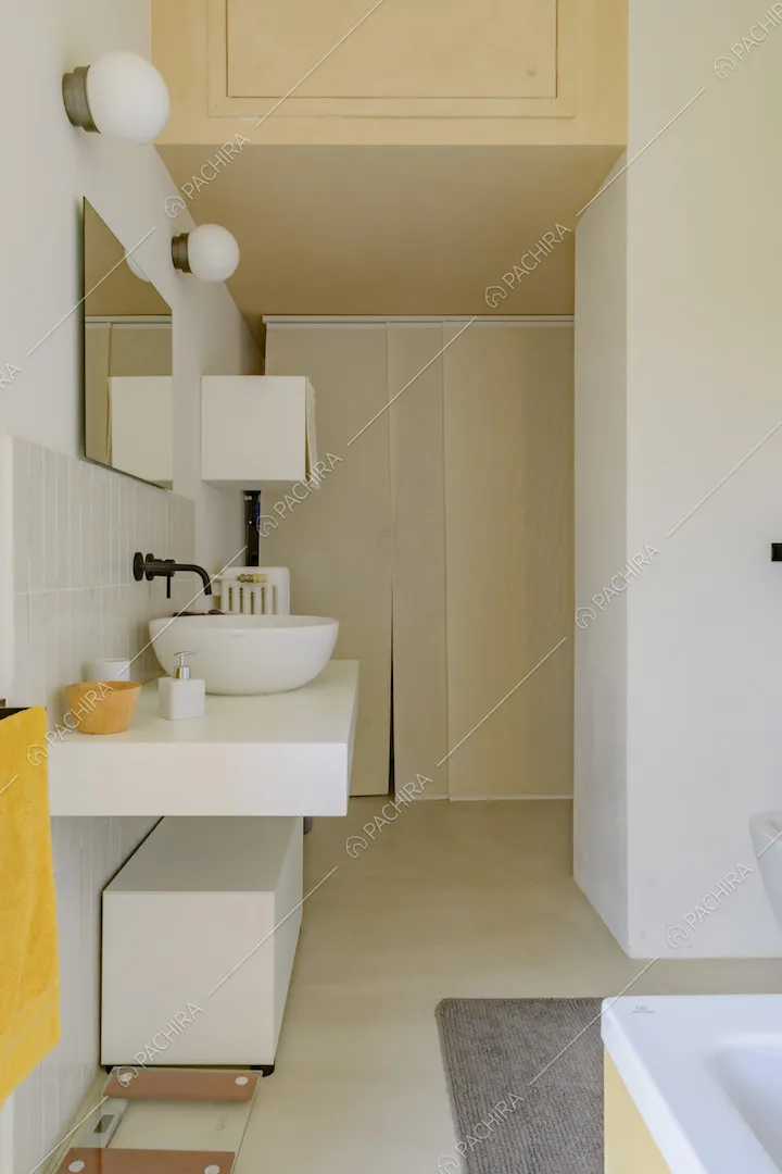 Bagno con vasca, mobile sospeso e pavimento in cemento lisciato