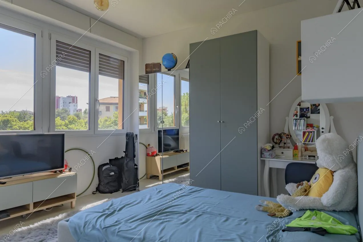 Luminosa camera da letto da ragazzi dalle pareti bianche