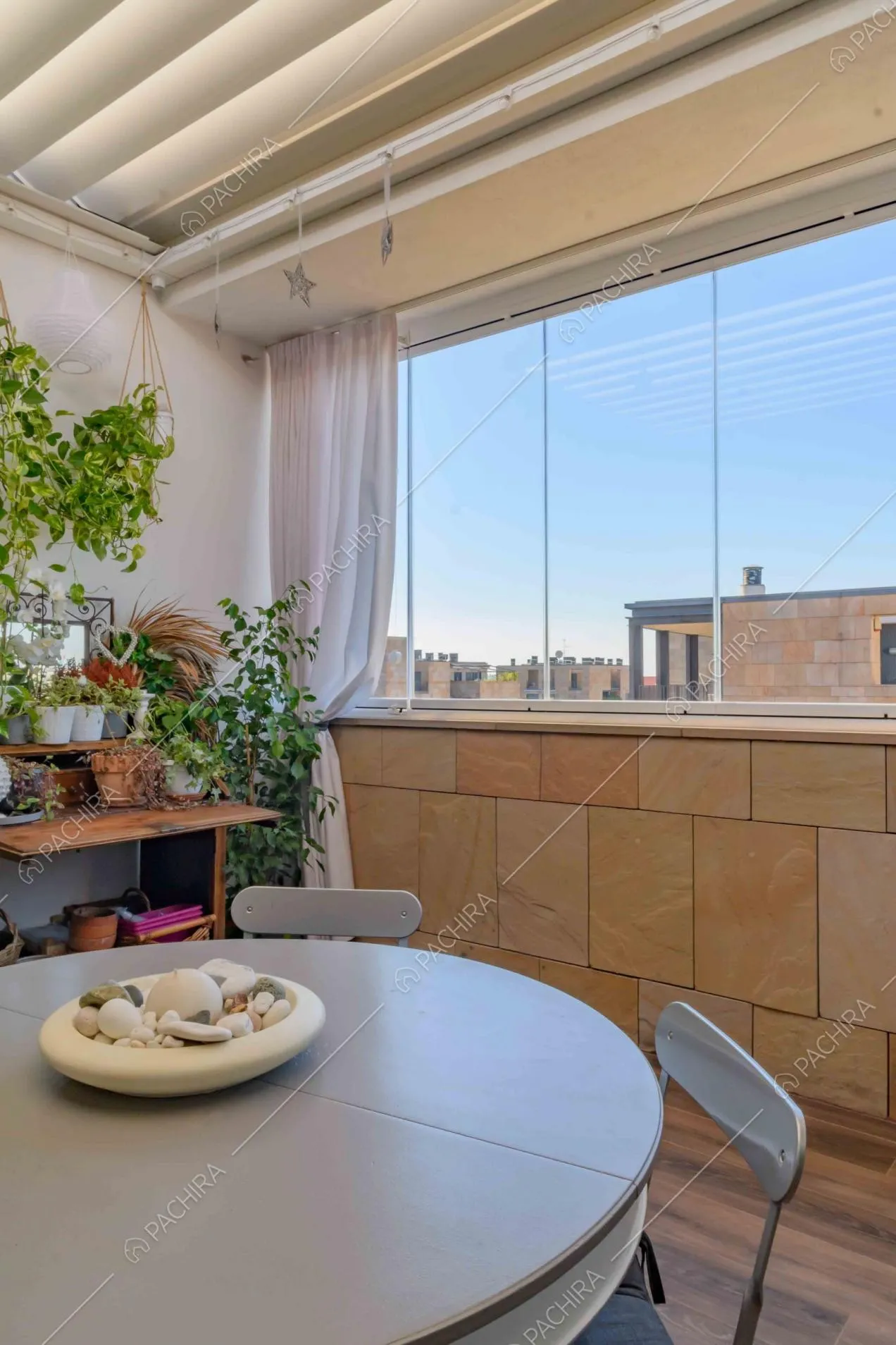 Nella veranda con vista sullo skyline tavolo da pranzo da esterni