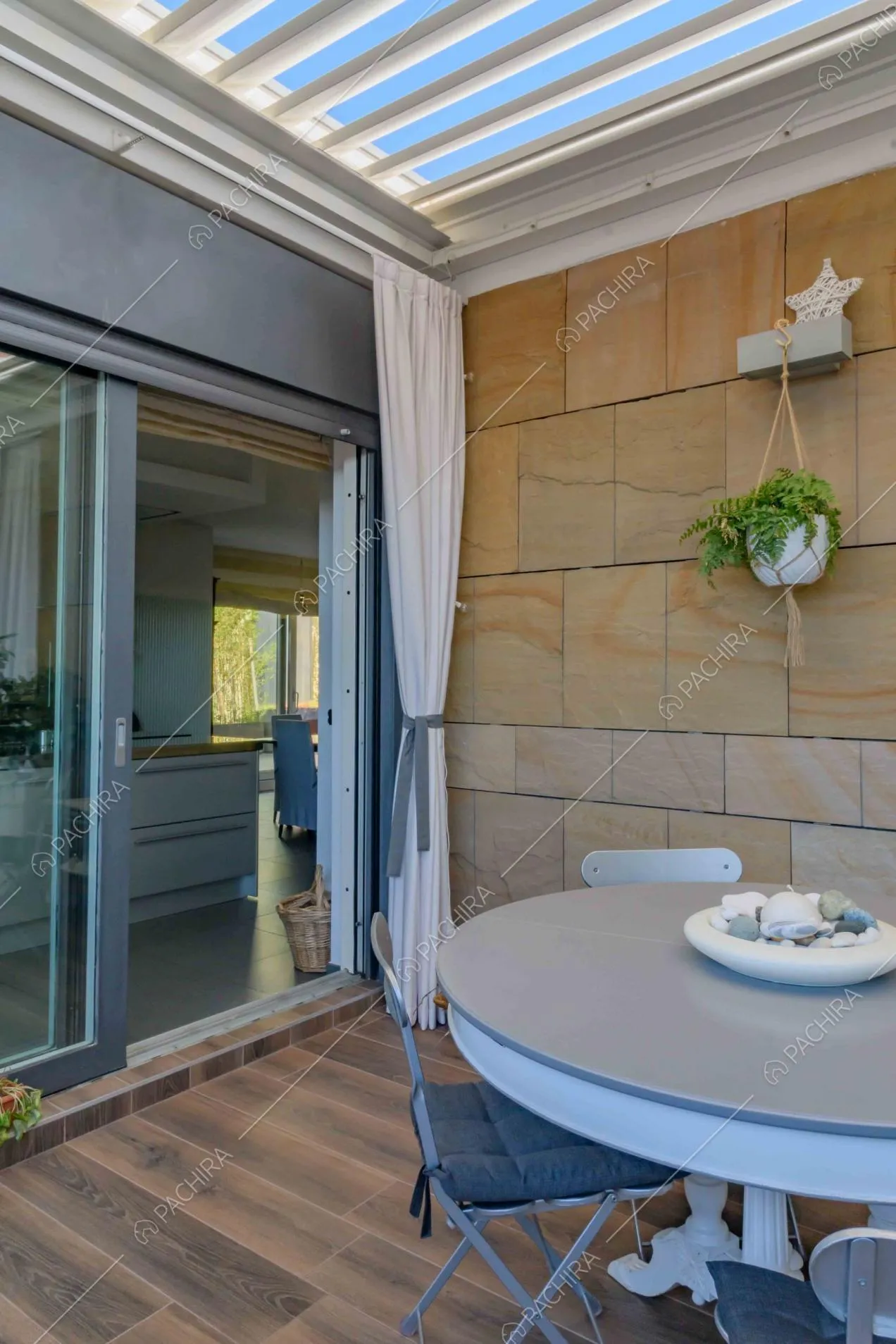Dalla veranda vista sull'isola della cucina
