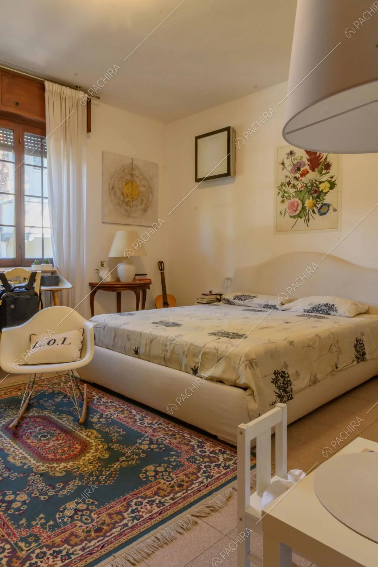 Camera da letto matrimoniale dalle pareti bianche