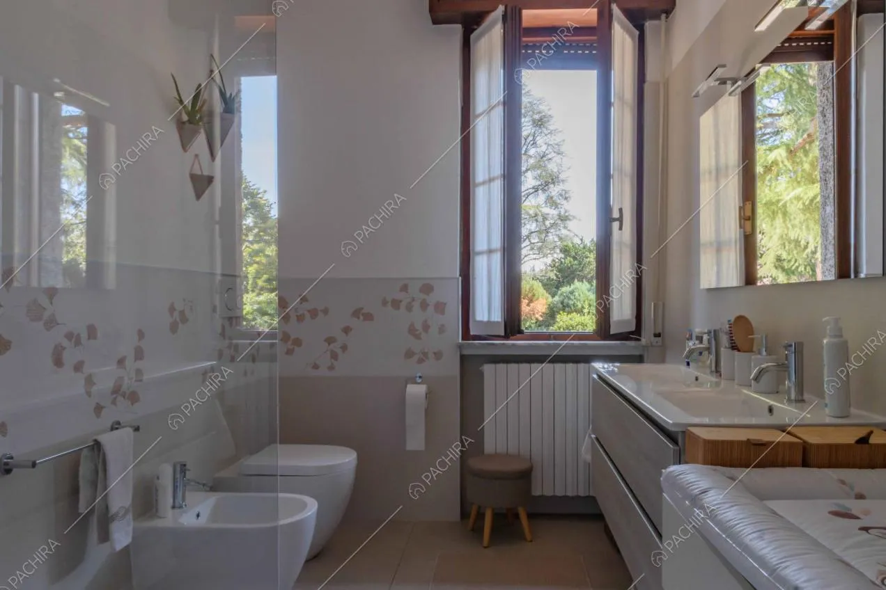 Bagno con box doccia e fasciatoio