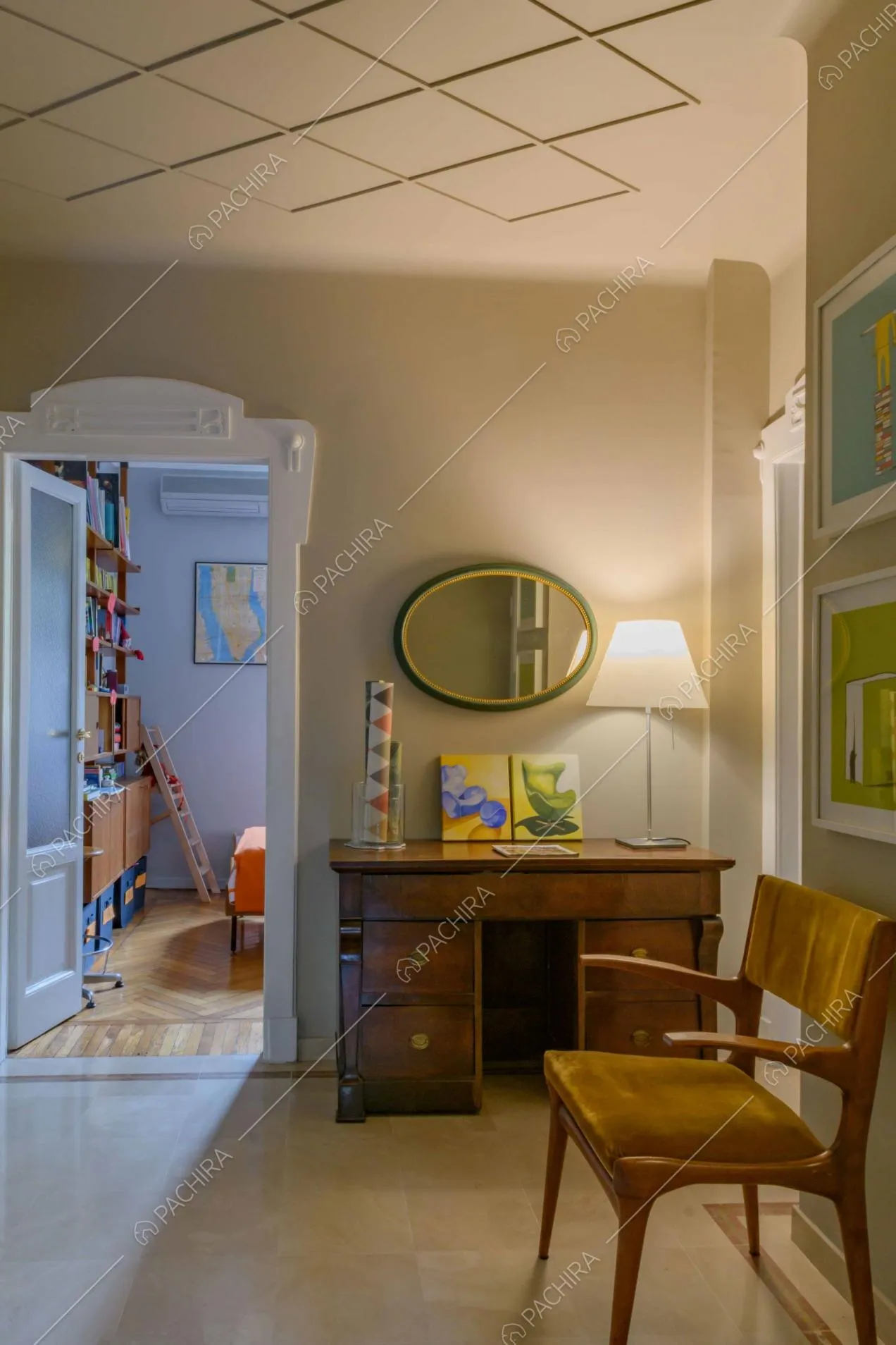 Atrio con boiserie a rombi sul soffitto, scrivania in legno e scorcio sulla camera da letto
