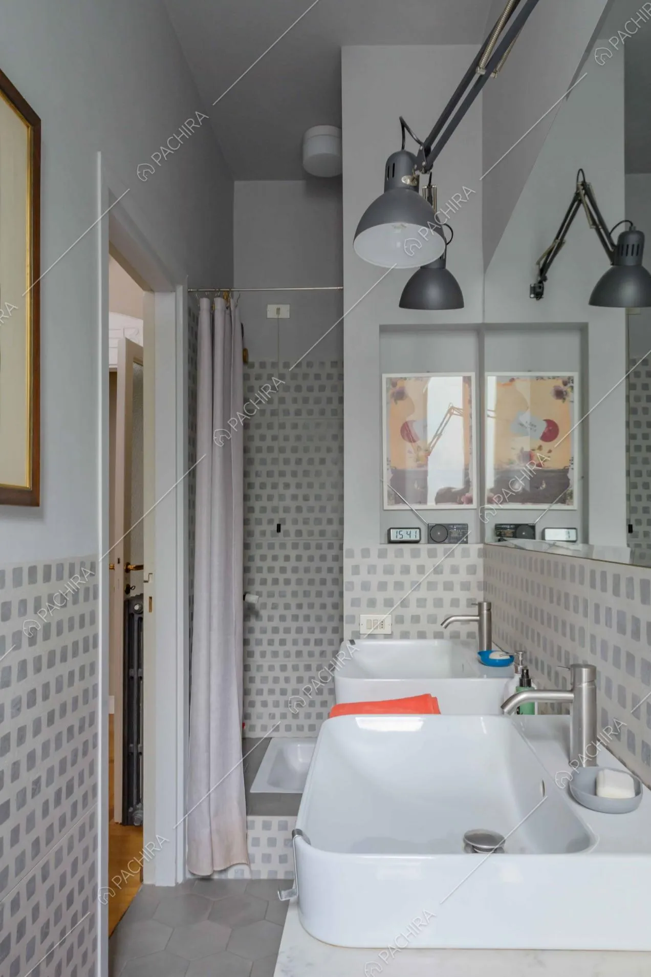 Bagno dalle naunces grigie con doppio lavandino