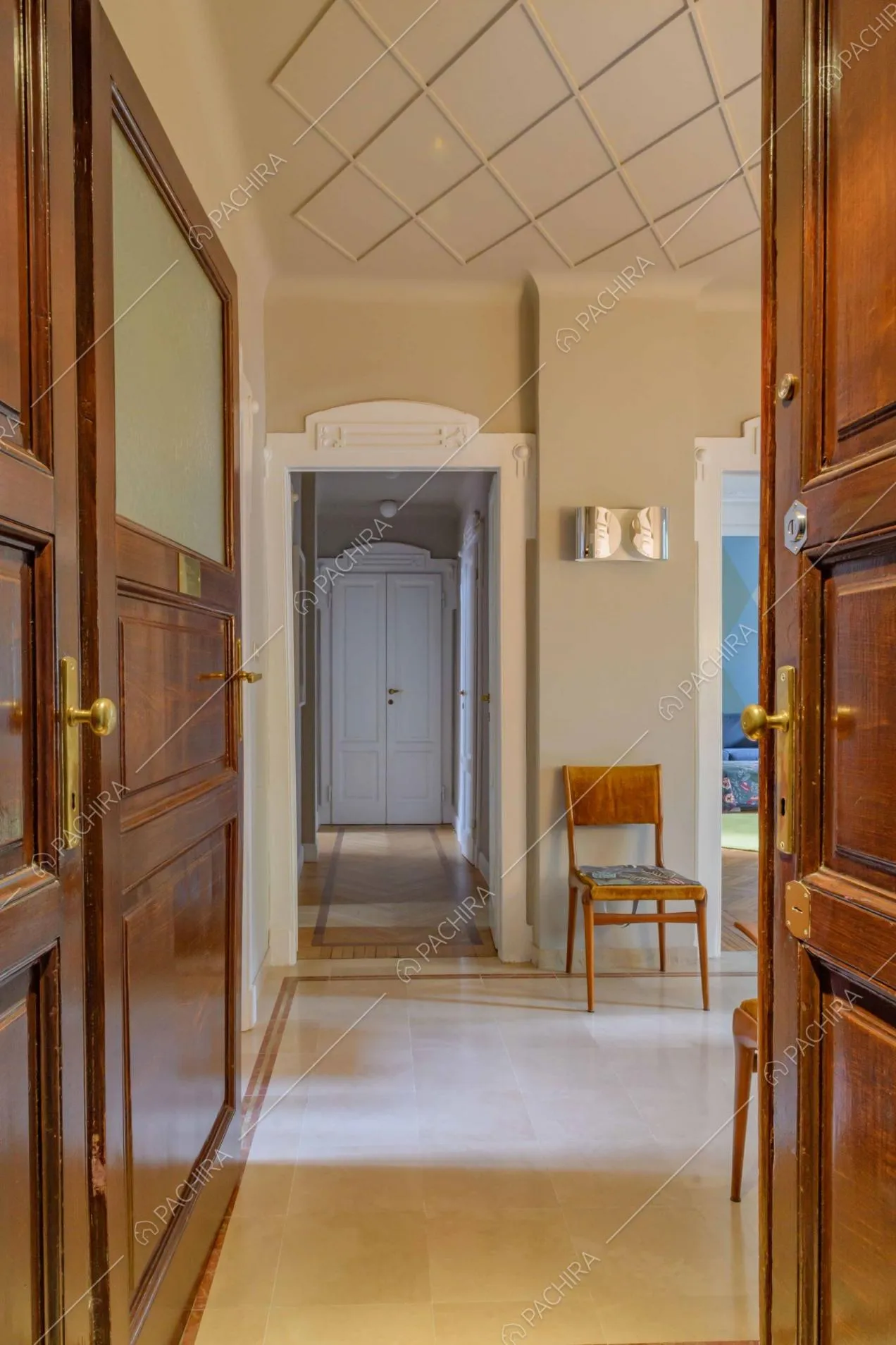 Ingresso della Location Turchese con boiserie a rombi sul soffitto bianco