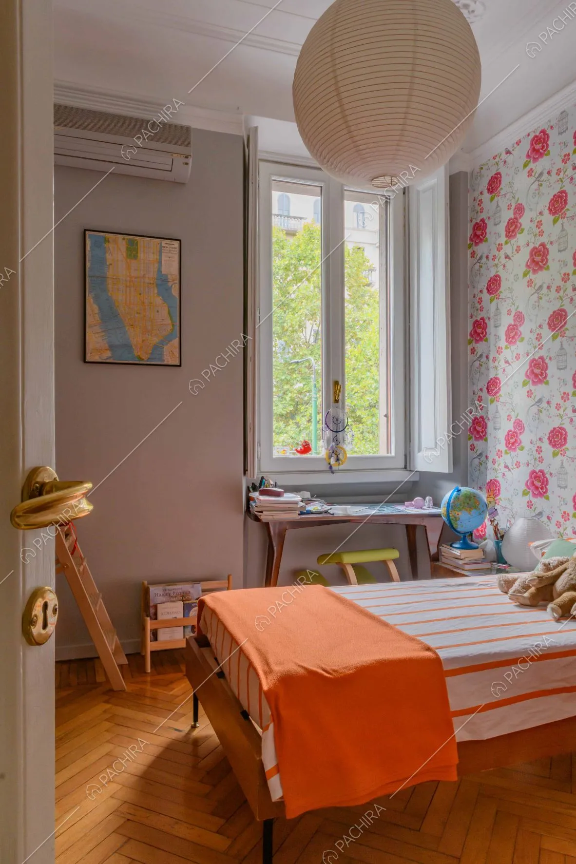Camera da letto con pavimento in parquet a spina di pesce e carta da parati a fiori