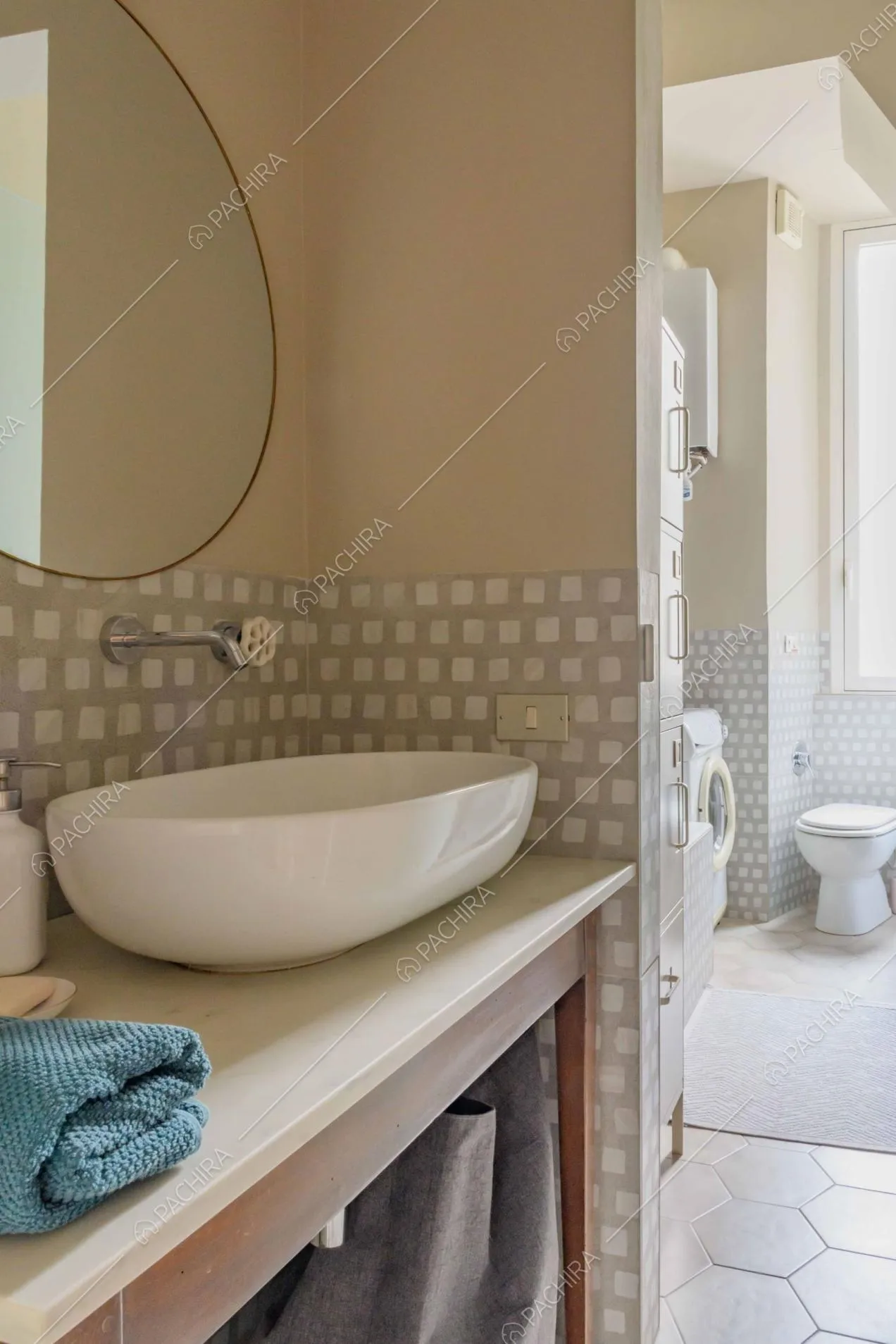 Antibagno con lavandino e pavimento in cementine grigie