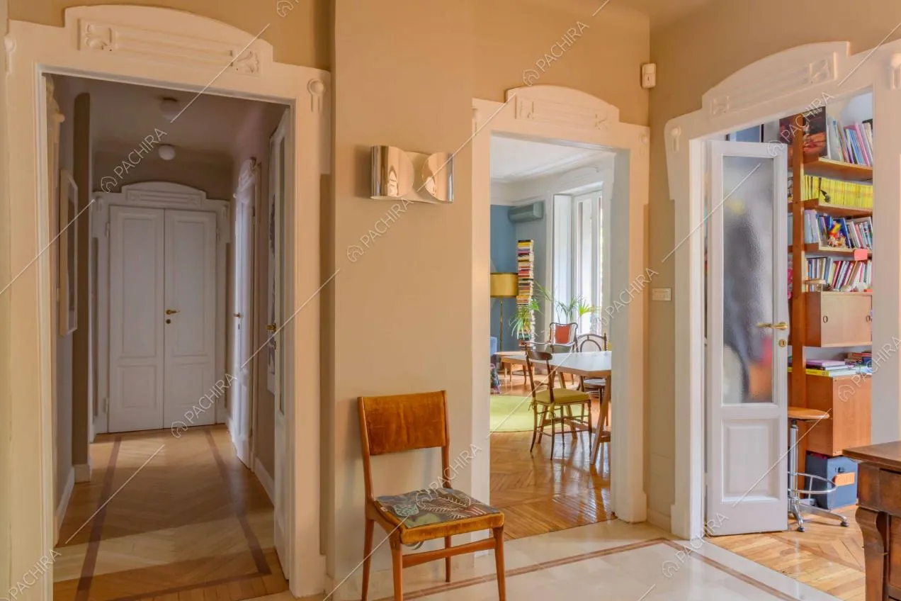 Dall'atrio vista sul corridoio, sul salotto e sulla camera da letto