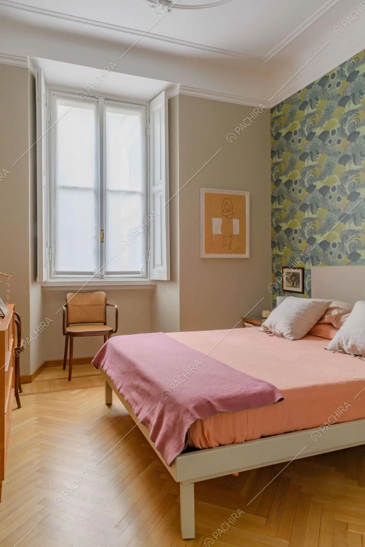 Luminosa camera da letto matrimoniale con carta da parati, boiserie sul soffitto e pavimento in parquet