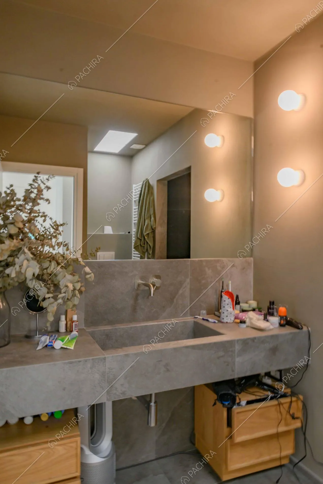 Bagno dalle pareti grigie e con lavandino in pietra