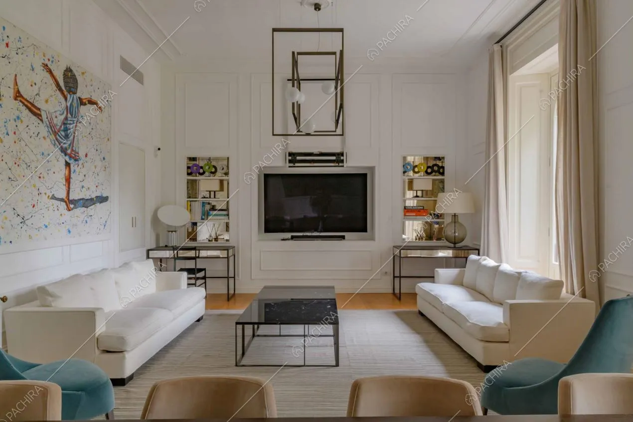 Soggiorno con boiserie su pareti e soffitto, divani bianchi e pavimento in parquet