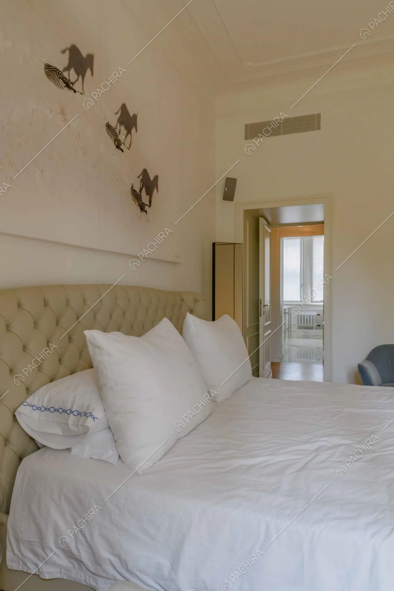 Dal letto matrimoniale vista sul bagno privato