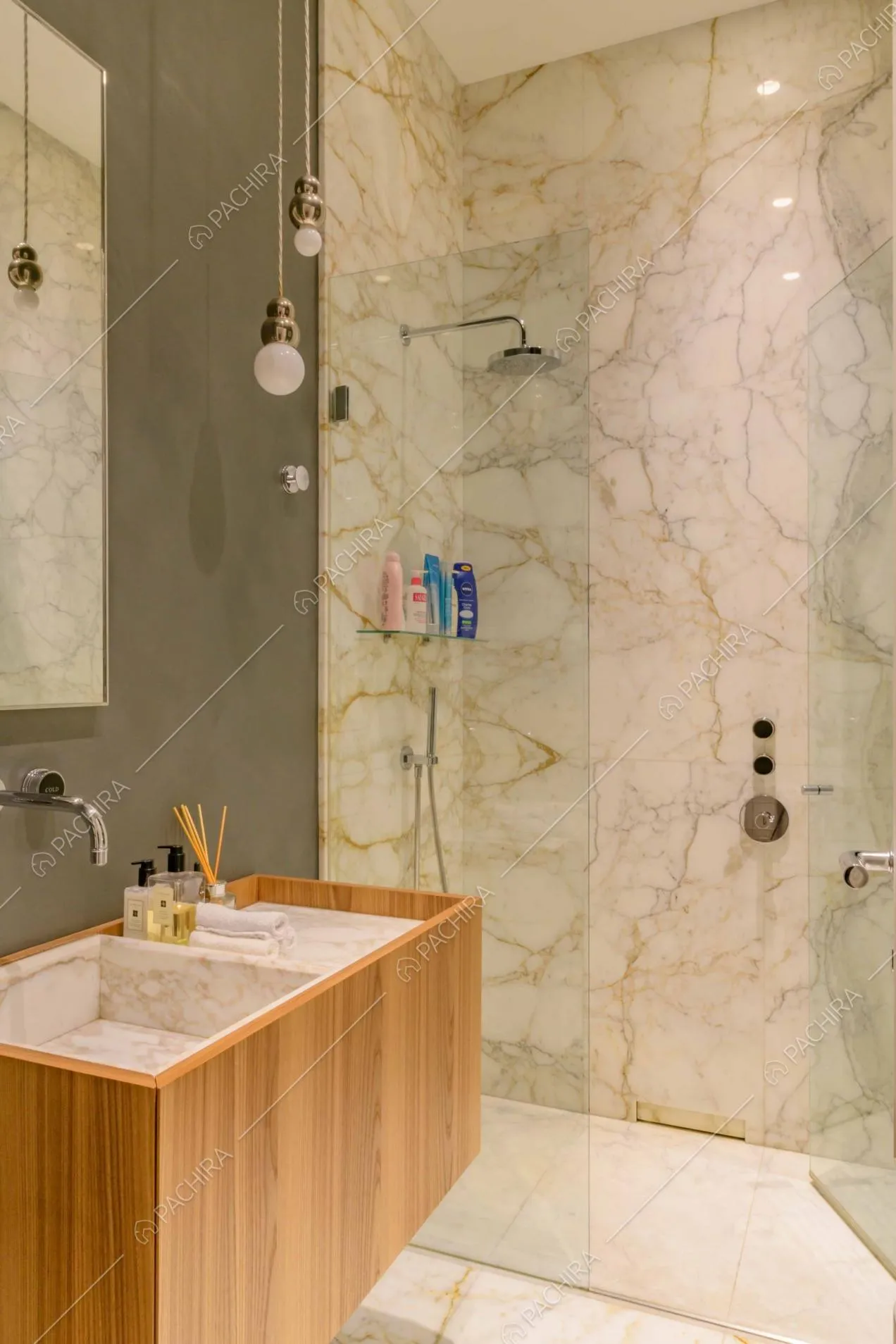 Bagno con pavimento e pareti in marmo e box doccia