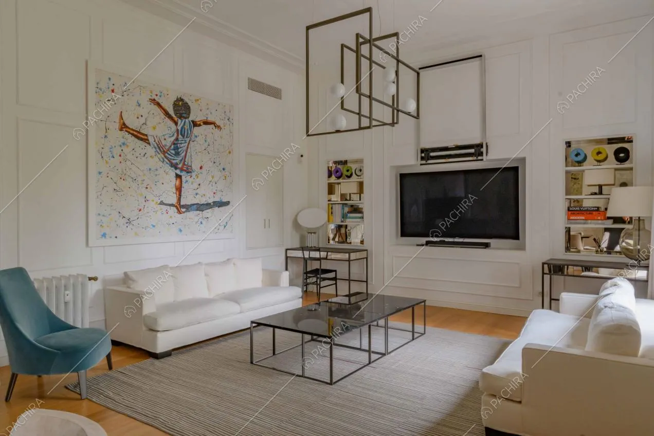 Salotto con elementi di design, pavimento in parquet e boiserie sulle pareti e sul soffitto