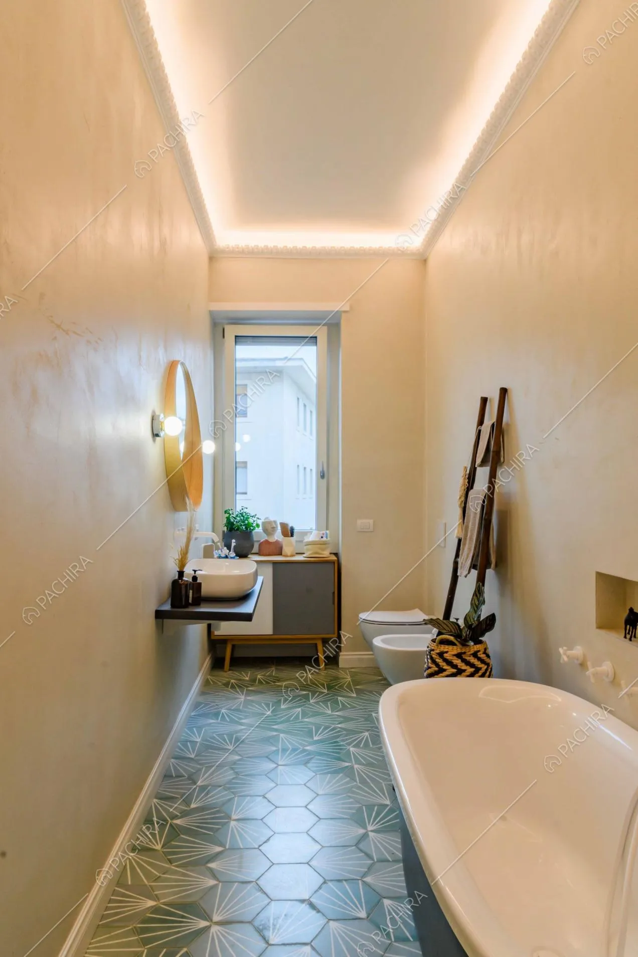 Vista sul bagno con cementine verdi con disegni geometrici e vasca