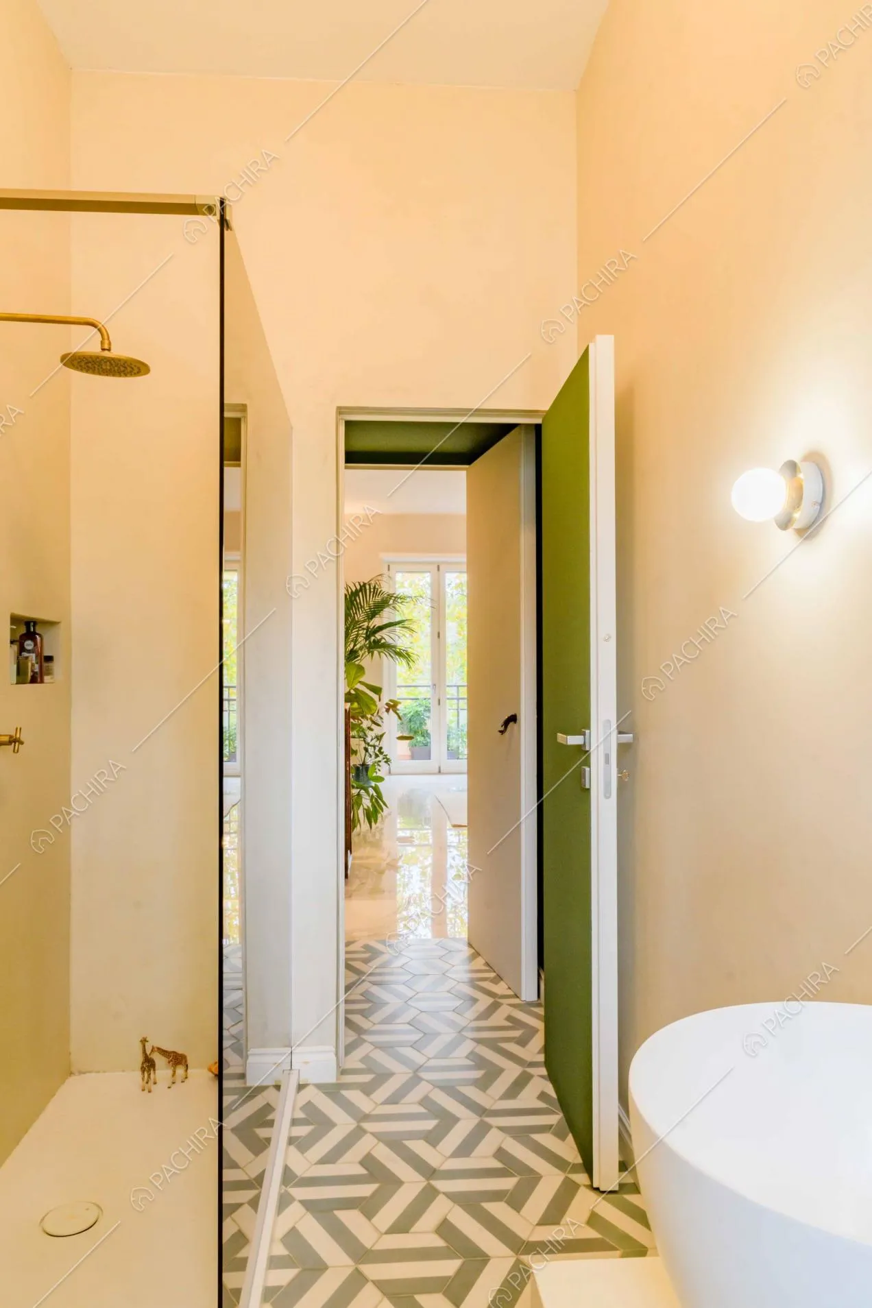Bagno con box doccia, pavimento in cementine con forme geometriche e vista sulla sala