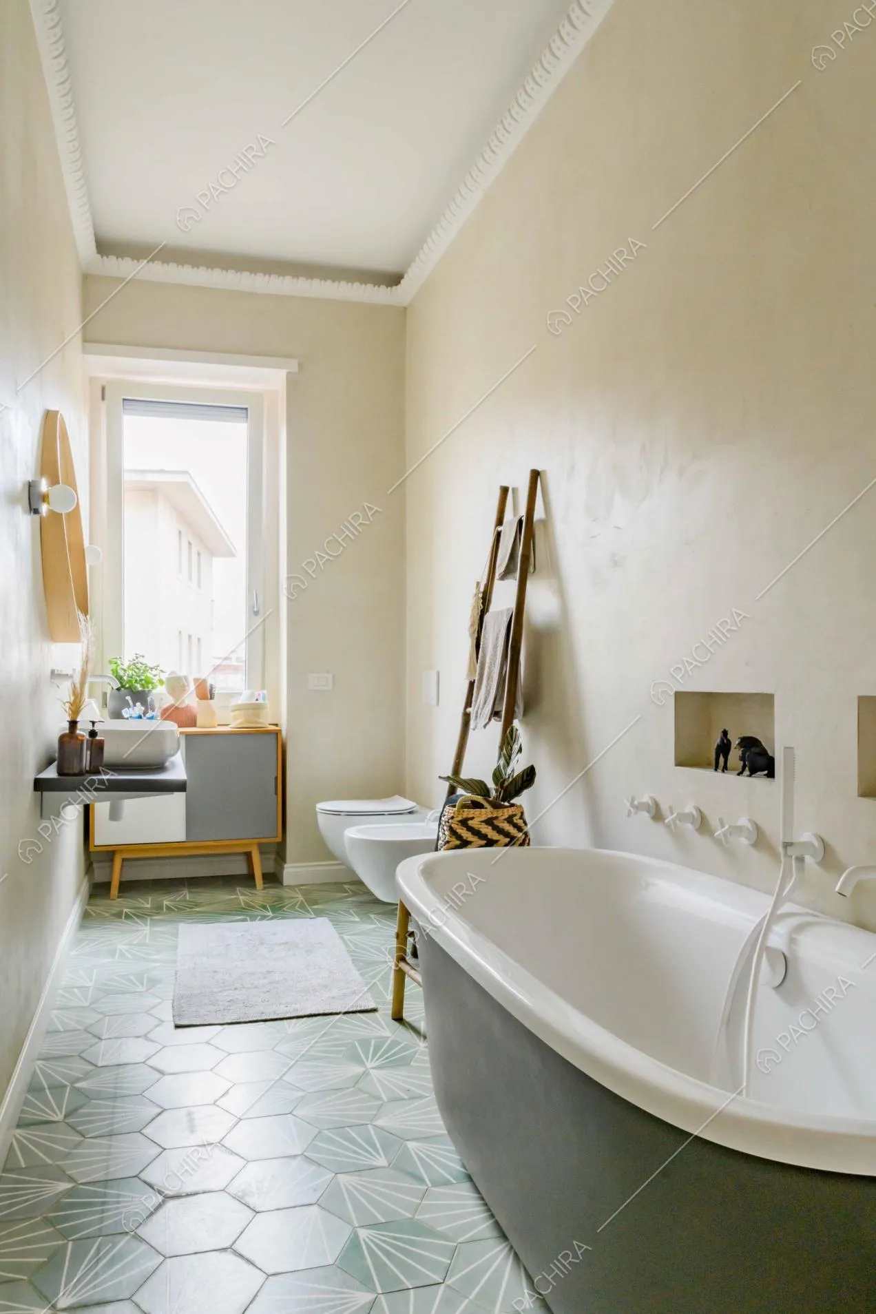 Luminoso bagno dalle pareti bianche e con pavimento in cementine verdi a disegni geometrici