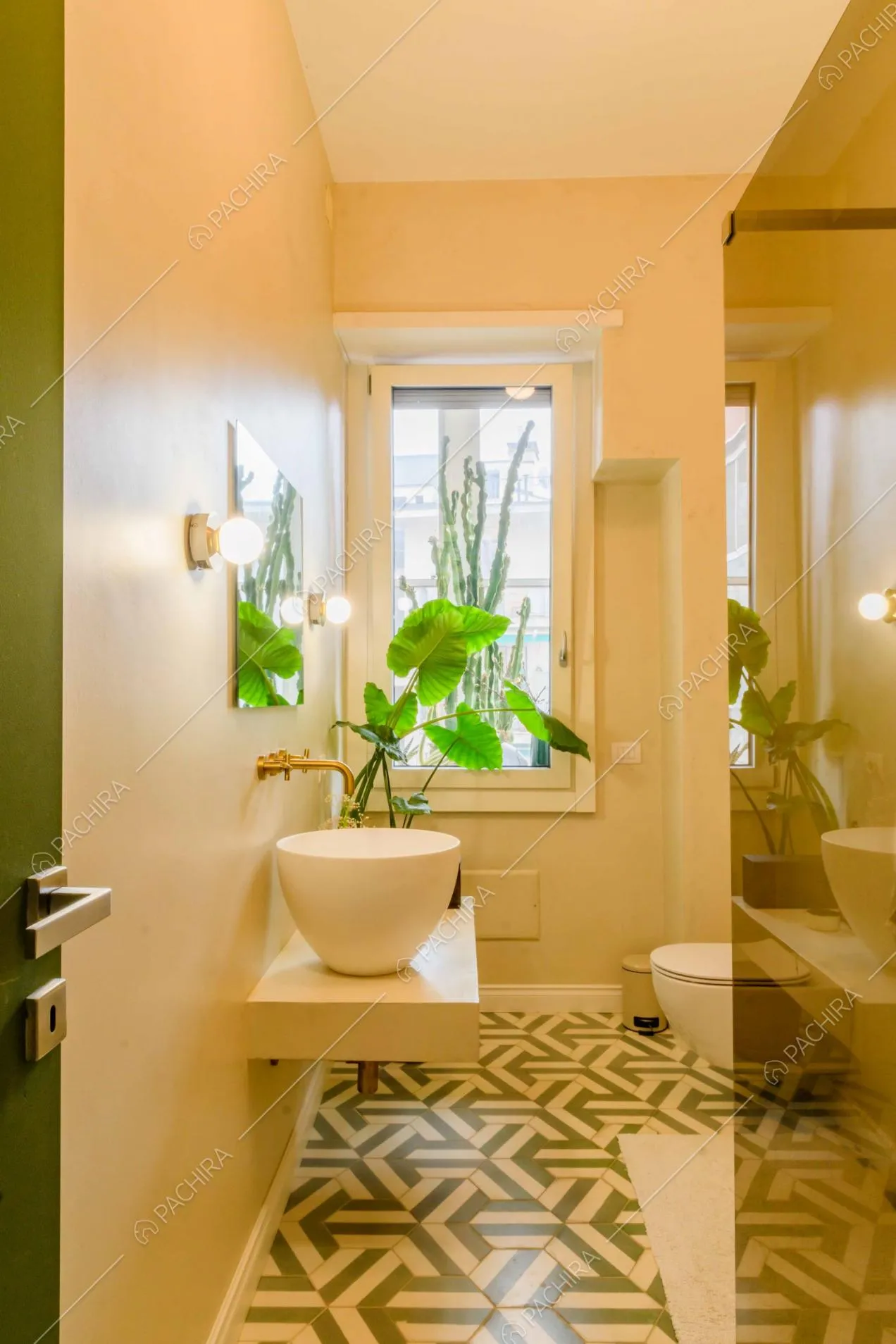 Dalla porta vista sul bagno con box doccia e pavimento in cementine