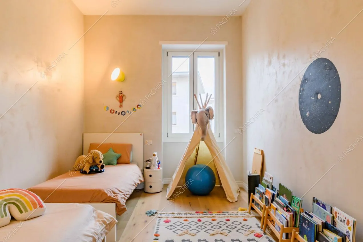 Camera da letto da bambini con tenda da indiani e pavimento in parquet