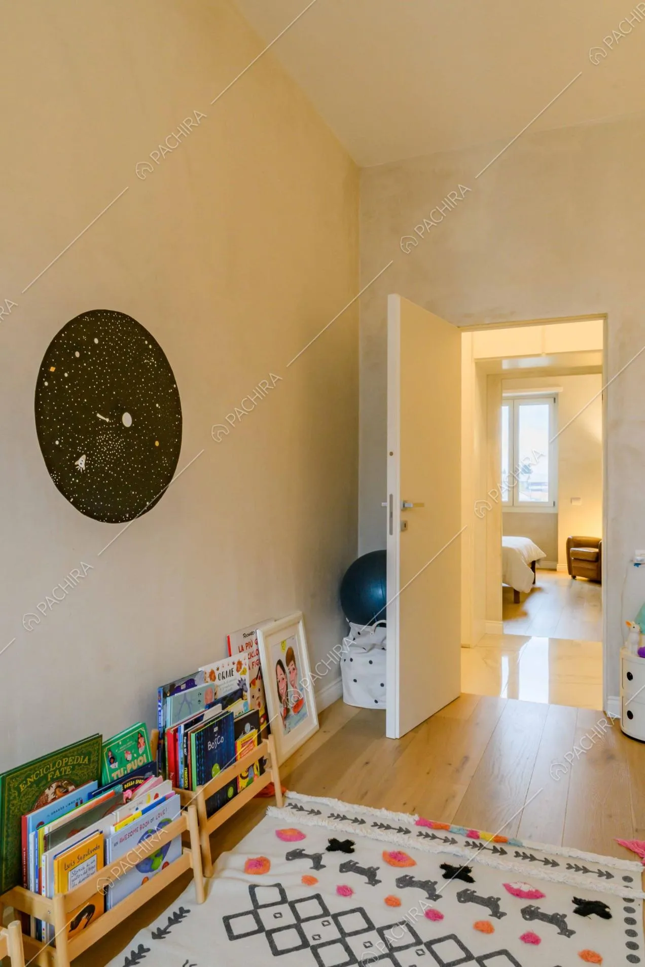 Pavimento in parquet nella camera da letto da bambini con vista sulla stanza matrimoniale