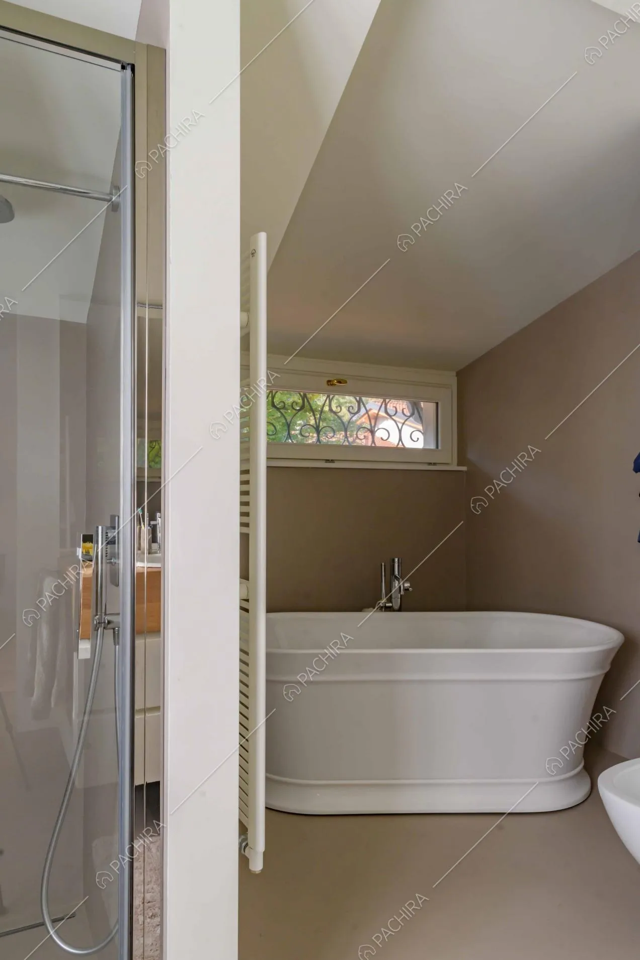 Bagno con pareti marroni, box doccia e vasca