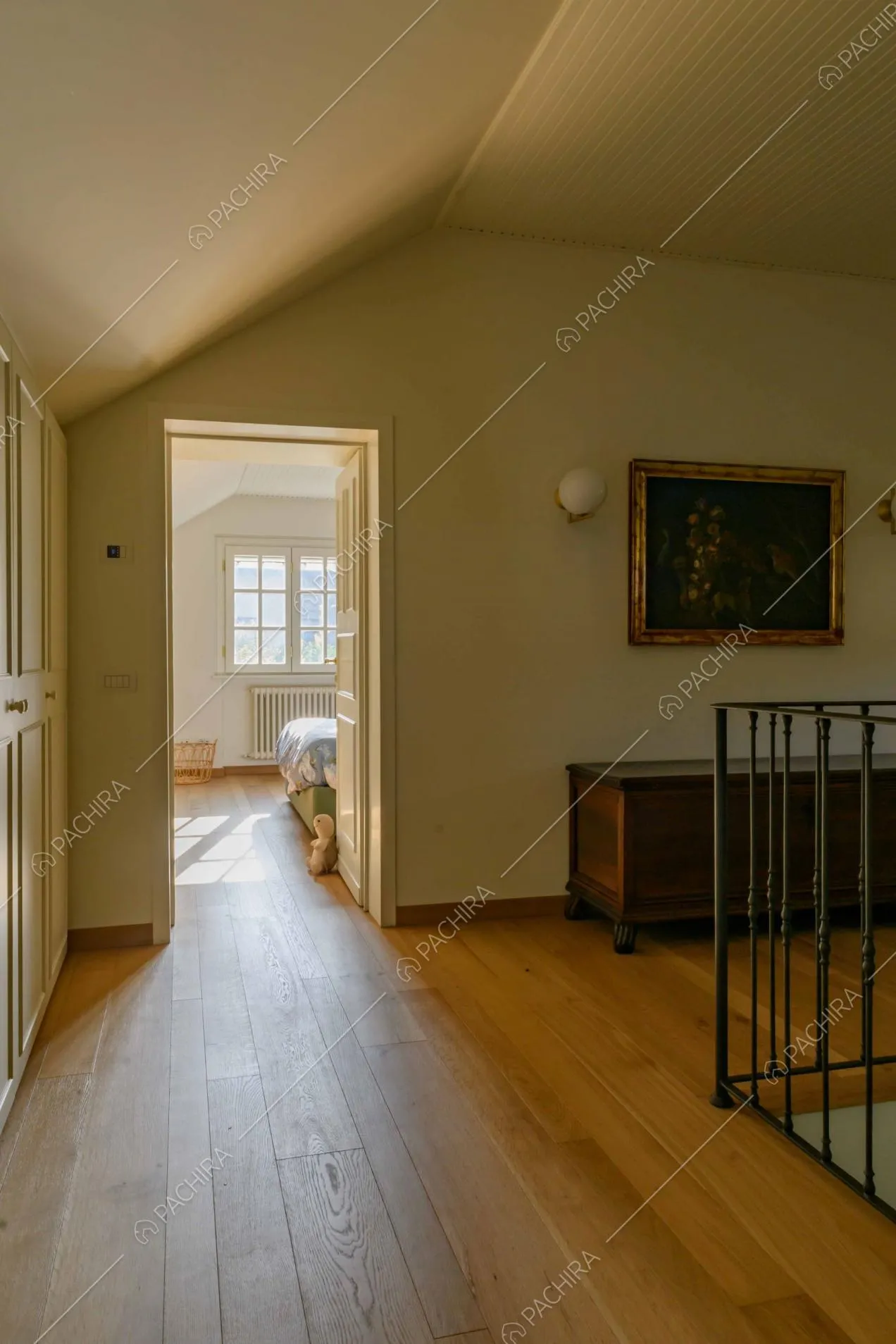 Vista sulla camera da letto matrimoniale con pavimento in parquet 