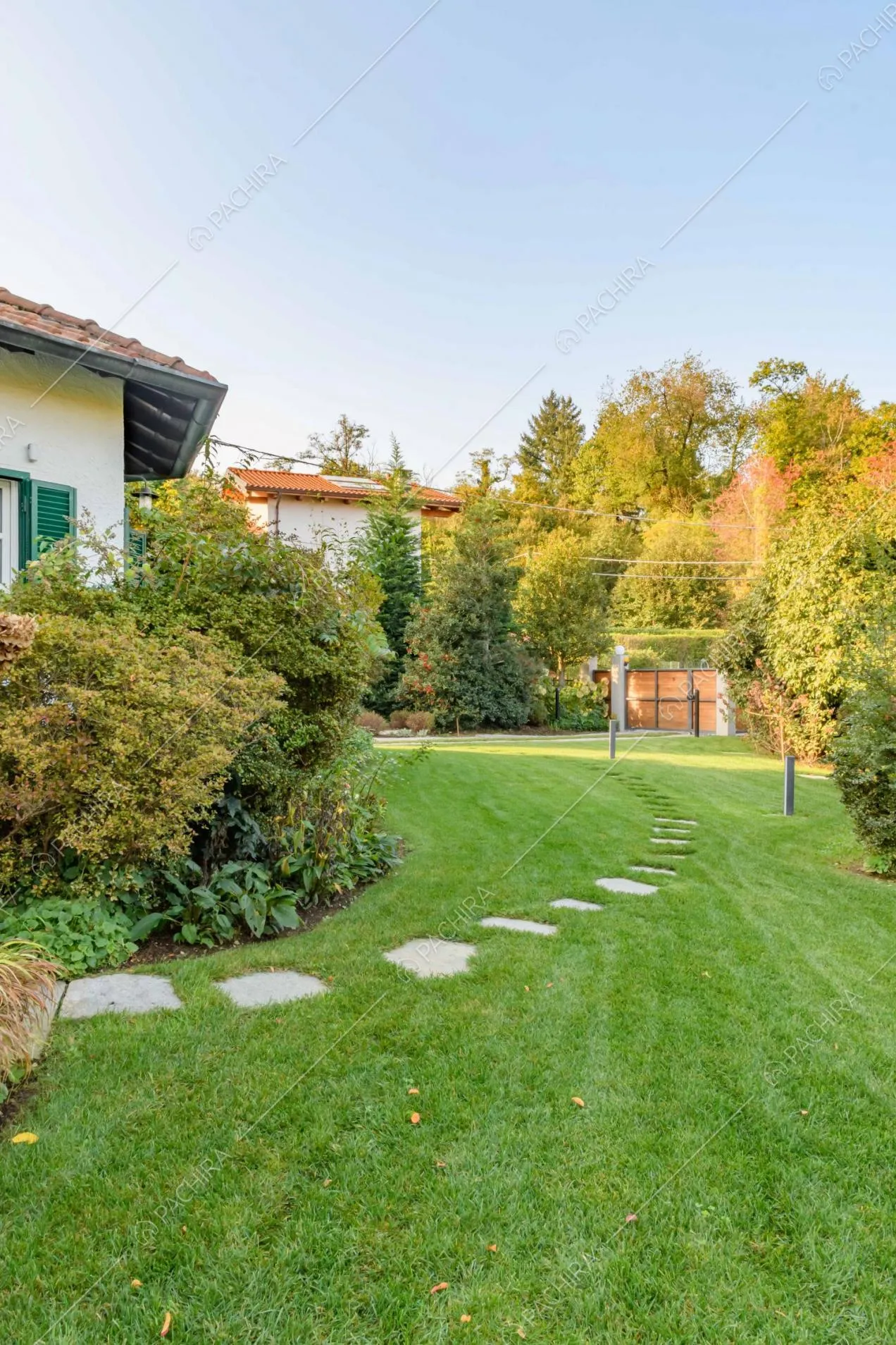 Nel curatissimo giardino lastre in pietra conducono all'uscita della villa