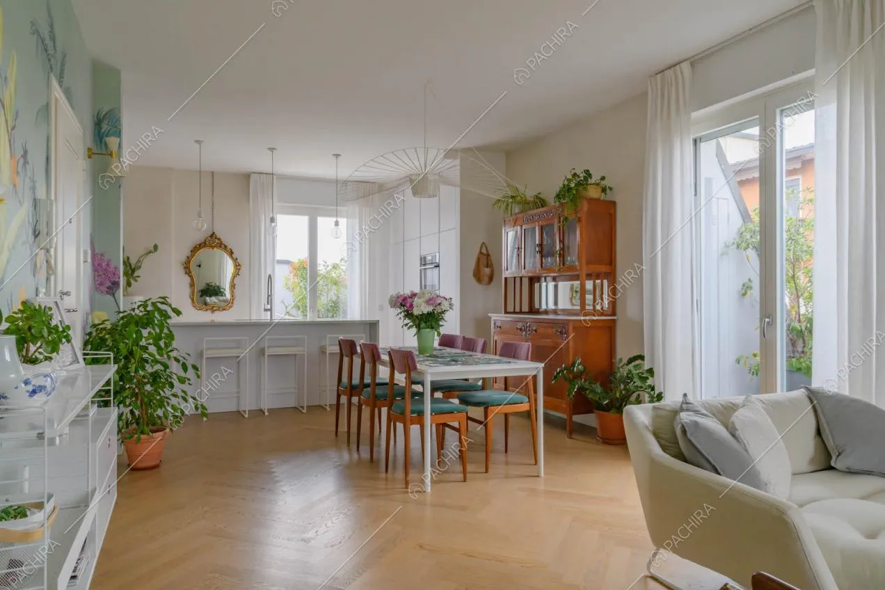 Pavimento in parquet a spina di pesce nella sala con cucina a vista e porta-finestra