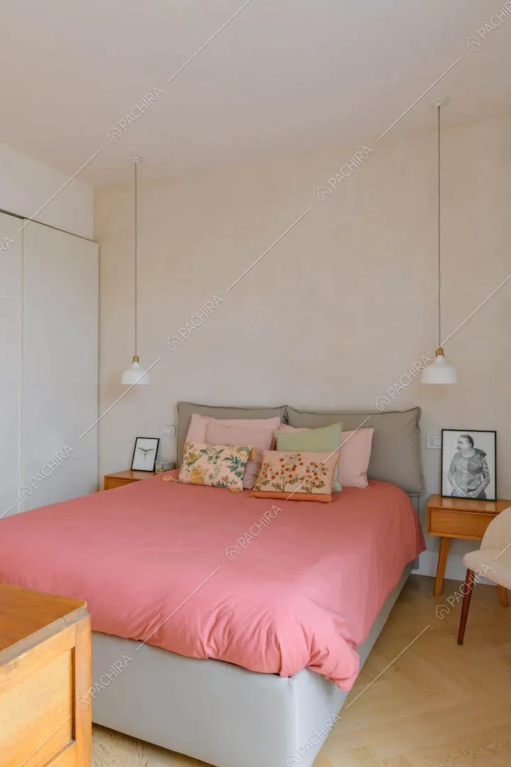 Camera da letto matrimoniale con pavimento in parquet a spina di pesce