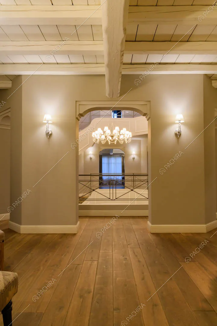 Pareti grigie e pavimento in parquet nella sala che si affaccia sulle scale