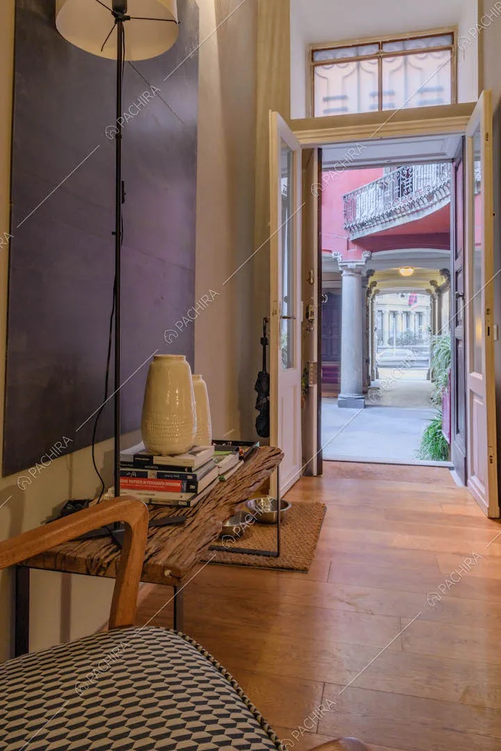 Ingresso della location con pavimento in parquet e vista sul cortile interno
