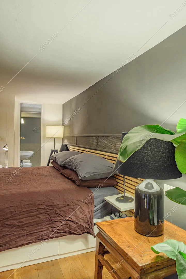 Letto matrimoniale sul soppalco con bagno privato e pavimento in parquet