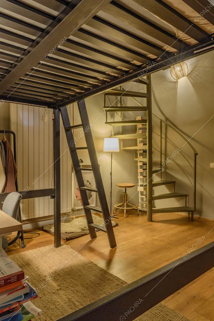 Camera con letto a soppalco, scala a chiocciola e pavimento in parquet