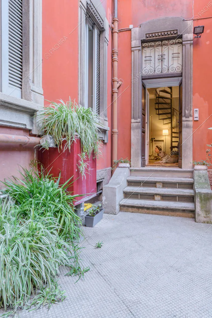 Scale di ingresso alla location e mura rosse degli esterni