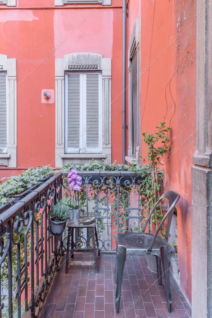 Balcone con vista sugli esterni rossi della location