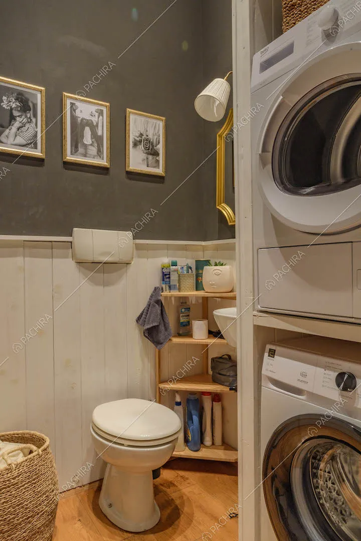 Bagno con pavimento in parquet, parete grigia e bianca in legno