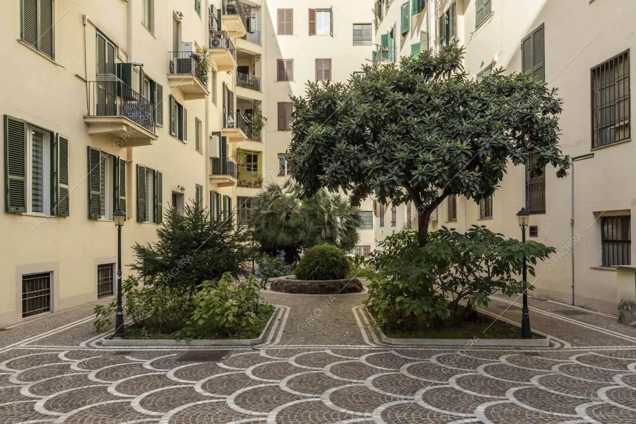 Pavimentazione in sampietrini e aiuole nel cortile della location