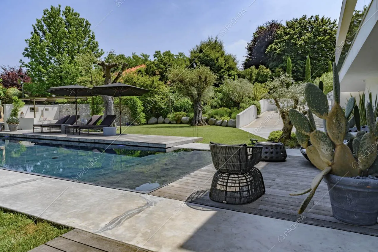 Nel giardino pavimento in cemento e in legno vicino alla grande piscina