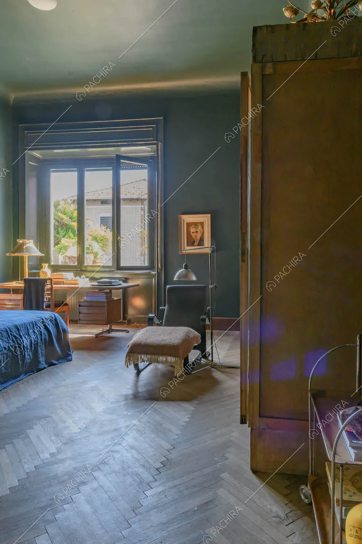 Pavimento in parquet a spina di pesce nella luminosa camera da letto matrimoniale