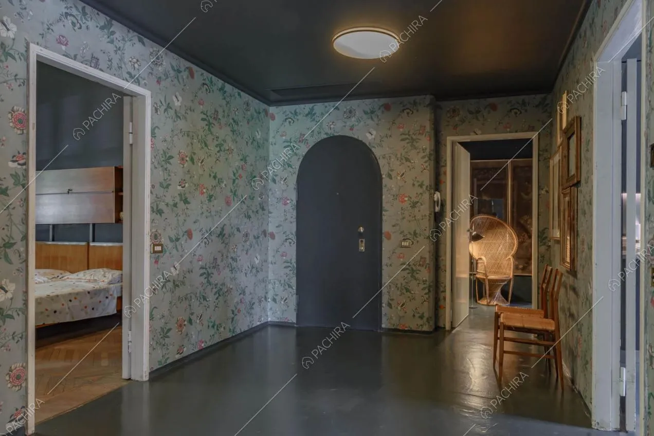 Atrio con pavimento e soffitto blu, carta da parati e vista sulla camera da letto matrimoniale