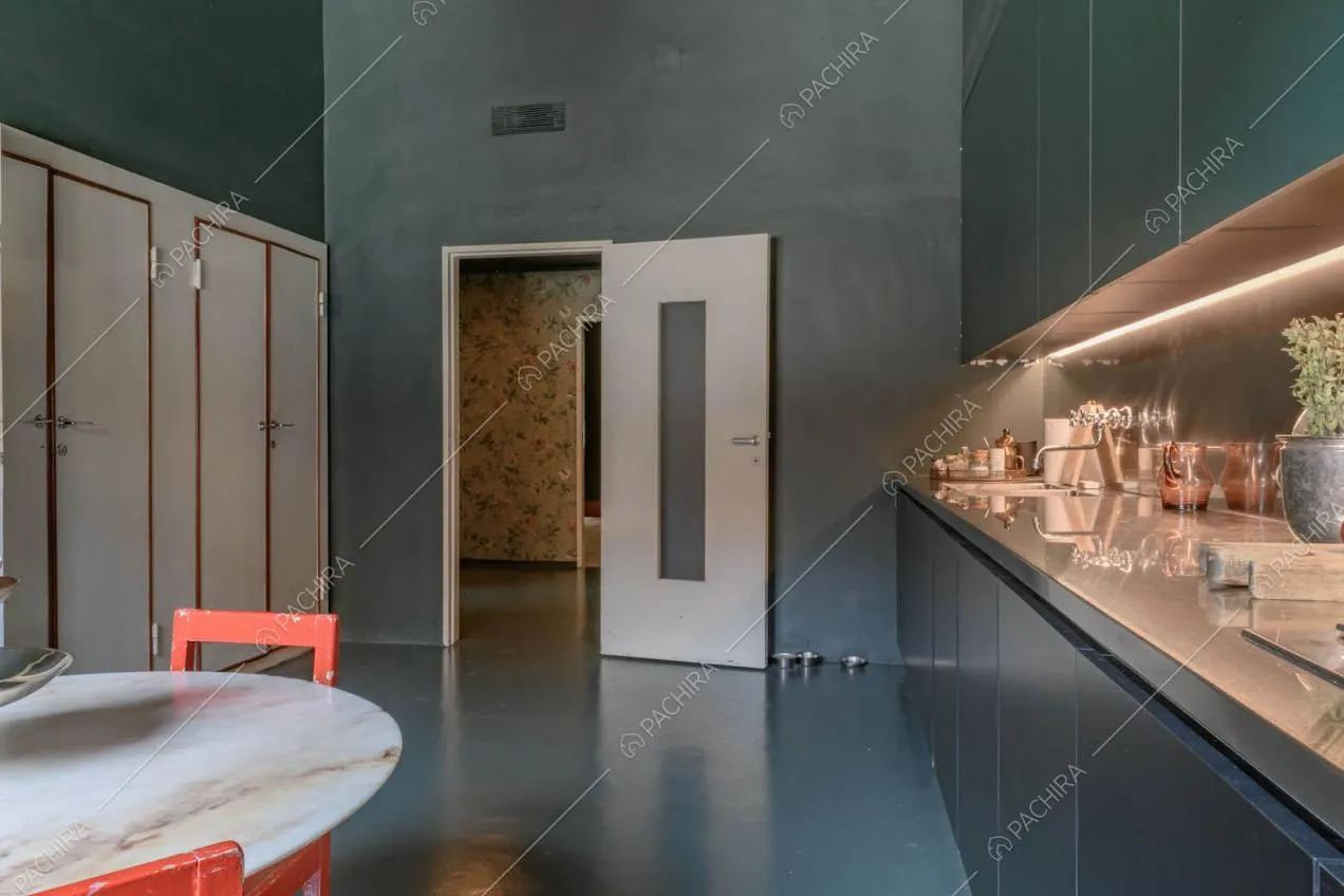 Cucina a parete con pavimento blu, tavolo da pranzo in marmo e fornelli a gas