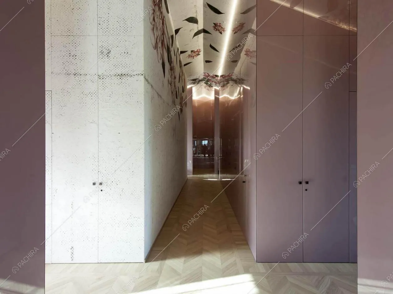 Corridoio con pavimento in parquet a spina di pesce, soffitto con carta da parati e armadi viola
