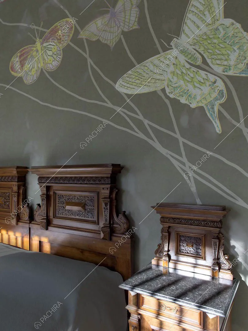 Camera da letto matrimoniale con testata in legno con boiserie e carta da parati