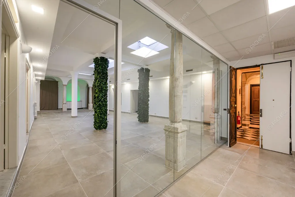 Ampio salone con lucernari, colonne, vetrate e vista sul grande atrio