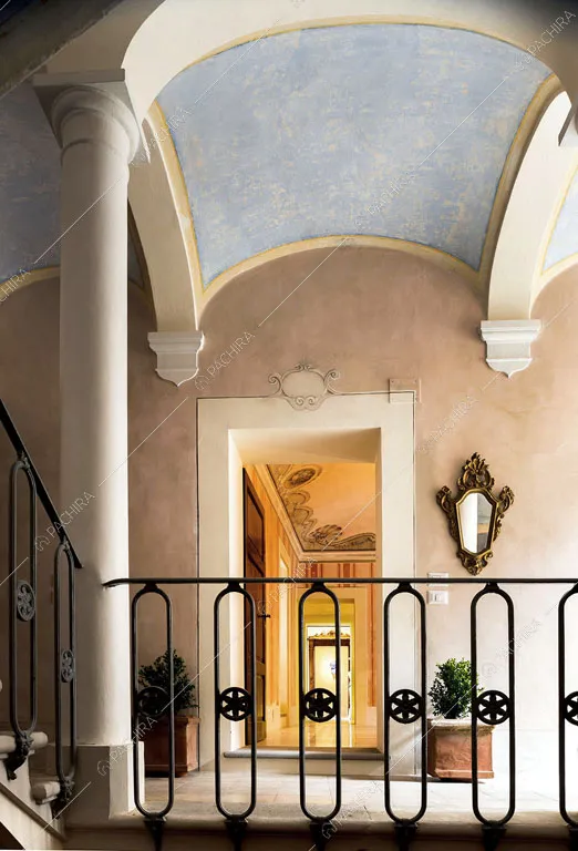 Ringhiera in metallo del pianerottolo con soffitto in volta a botte