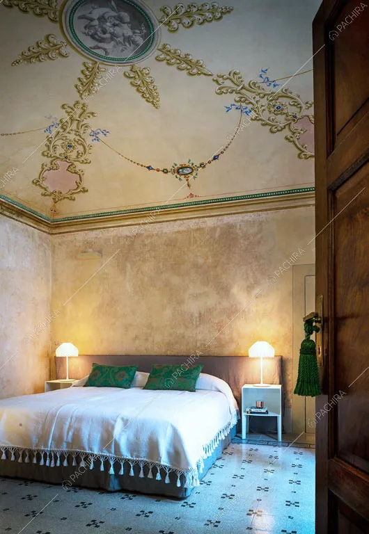 Soffitto affrescato nella camera da letto matrimoniale con pareti délabré