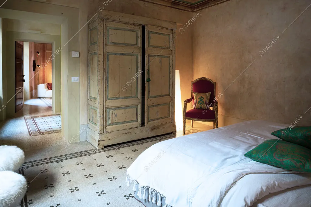 Camera da letto matrimoniale con armadio délabré e vista sull'altra camera