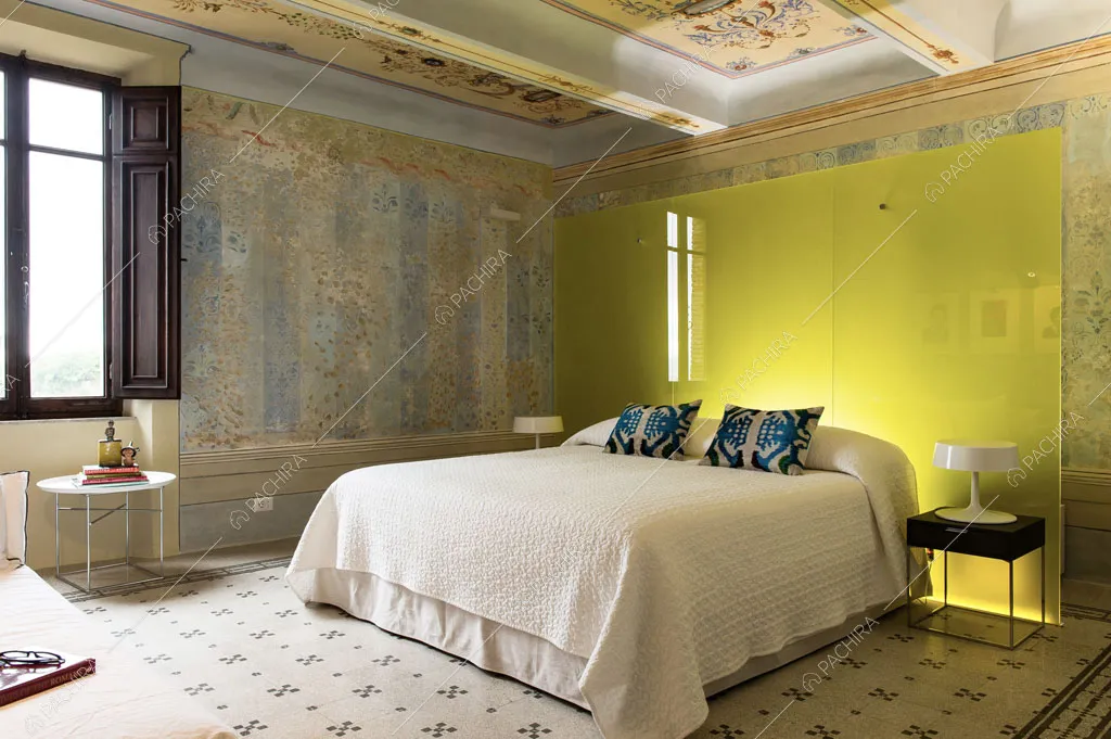 Luminosa camera da letto matrimoniale con pareti affrescate délabré