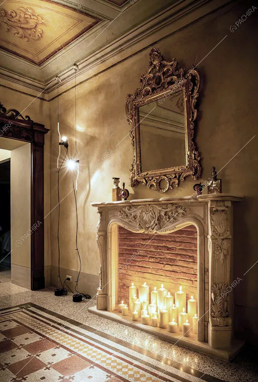 Camino con cornice in marmo intagliata, pavimento con fantasia geometrica e soffitto affrescato