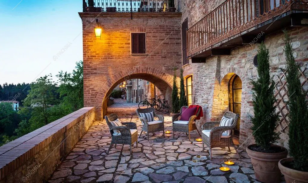 Terrazza con pavimento in lastre di pietra e volta a botte